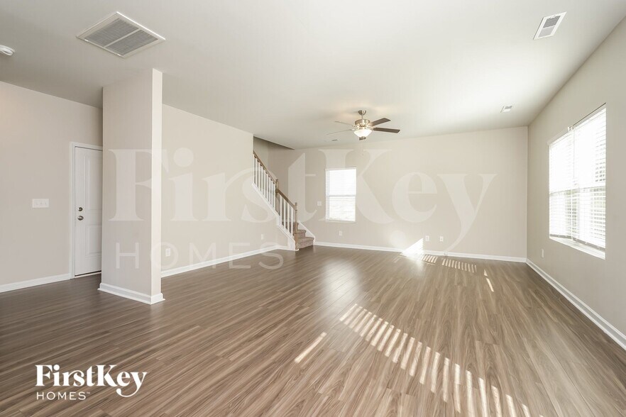 Building Photo - 3710 Streamside Dr