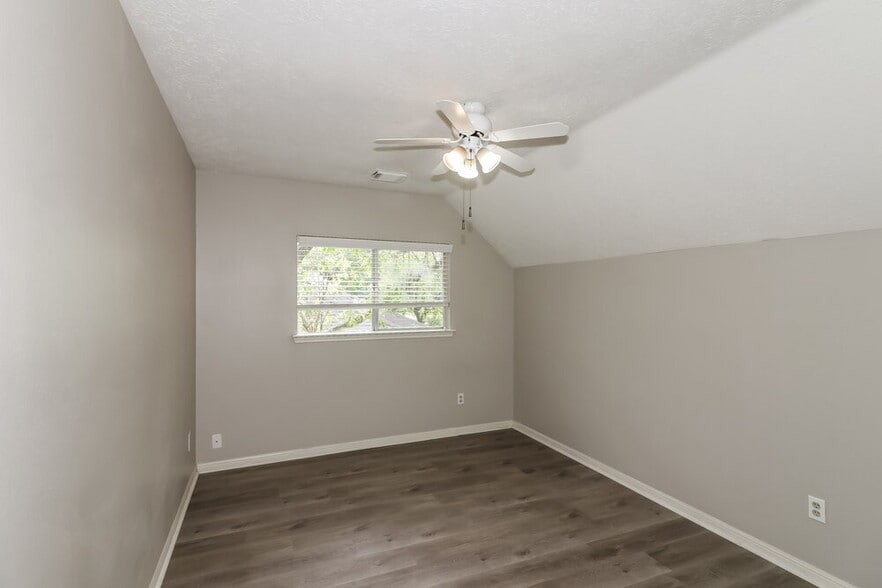 Building Photo - 4635 Linden Pl