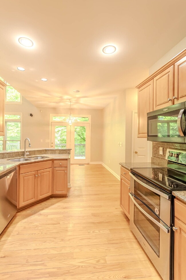Building Photo - 5 Bedroom Home in Hermitage! Backs Up To T...