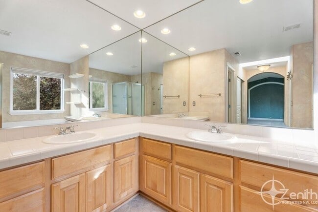 Building Photo - 2903 NE 184th Ave