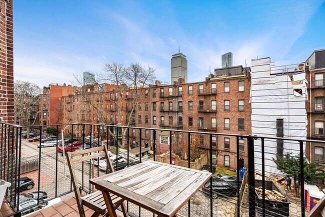 Building Photo - 461 Beacon St