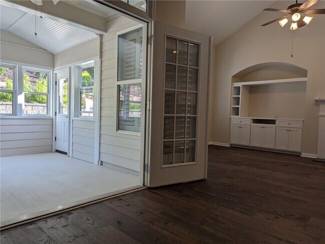 Building Photo - 4920 Hidden Meadow Dr