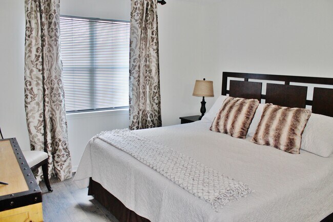 Building Photo - 7805 Renaissance Ct