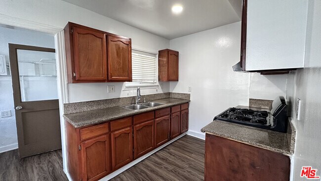 Building Photo - 1709 W 70th St