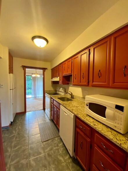 Building Photo - 2236 Rome Dr
