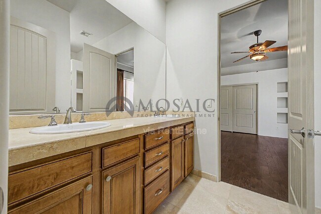 Building Photo - 14006 E Mark Ln