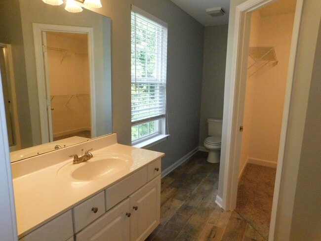 Building Photo - 3 bedroom 2.5 bath single family home