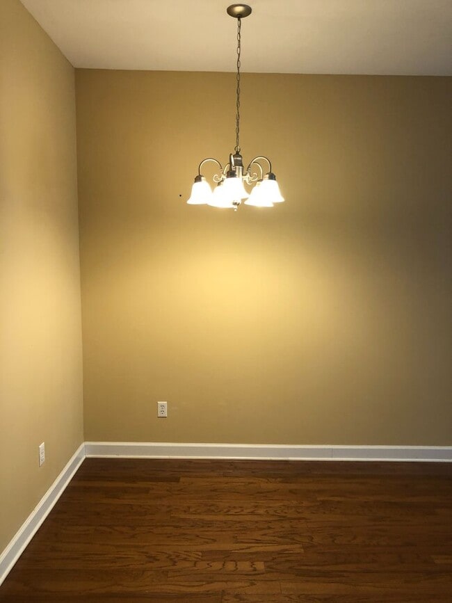 Building Photo - Eagle Landing - End Unit!