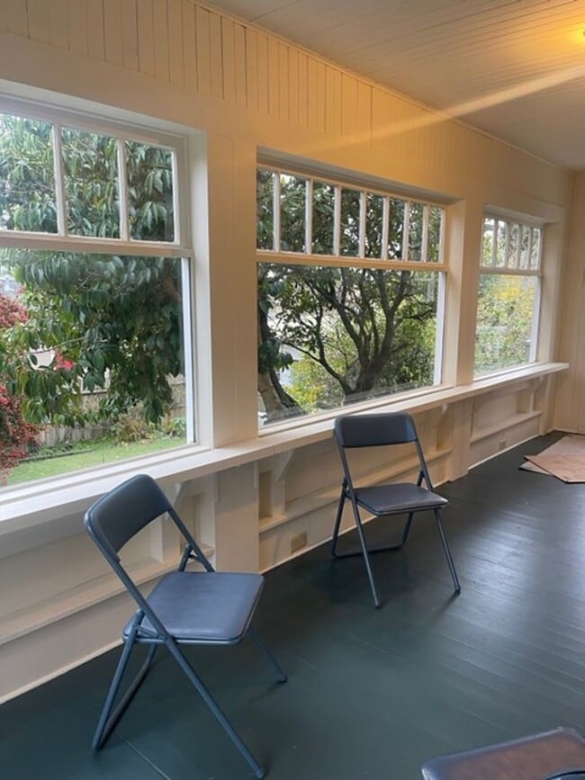 Building Photo - Spacious Craftsman Home