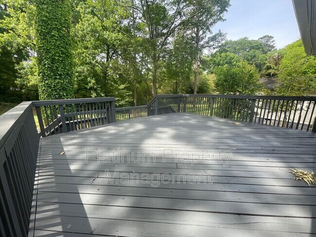 Building Photo - 3485 Maplehurst Dr
