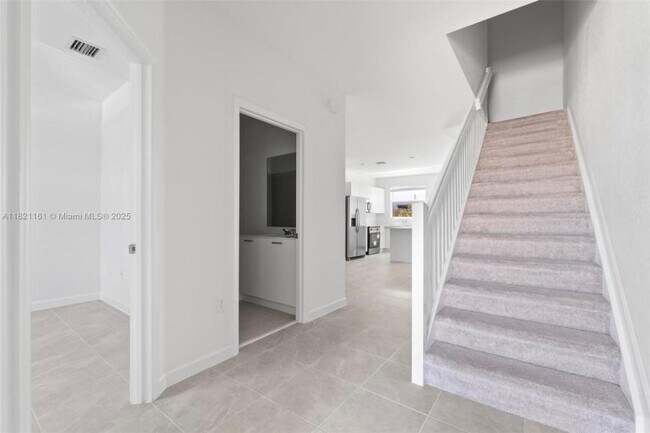 Building Photo - 3 bedroom in Miami FL 33167