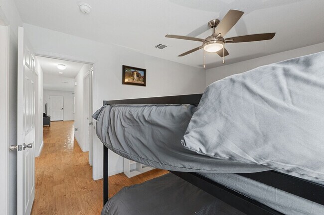 Building Photo - 404 Sloan St