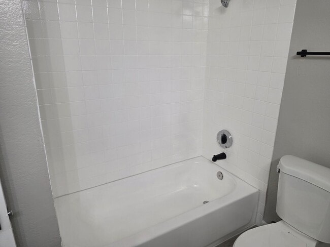 Building Photo - Charming 3 bed 2 bad located at Park 1