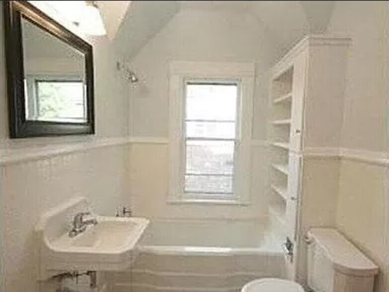 Bathroom U/Level - 1039 23rd Ave SE