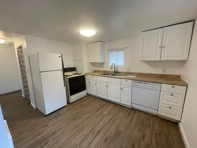 Building Photo - Studio Style Small House