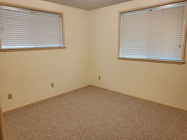 Building Photo - 2 bedroom 2 bath House for Rent in Cave Junction