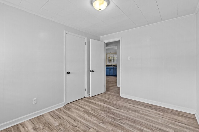 Building Photo - 404 Pine St