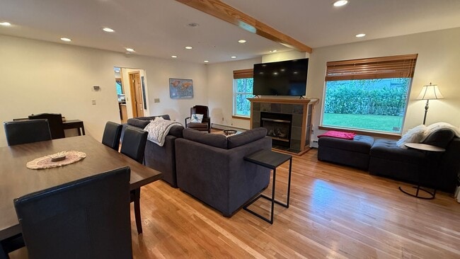 Building Photo - 3 Bed, 2.5 Bath - Beautifully Updated Down...