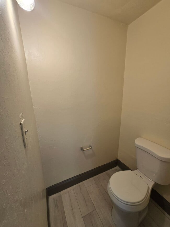 Building Photo - CHARMING AND UPDATED 2 BEDROOM 1 BATH.  MO...