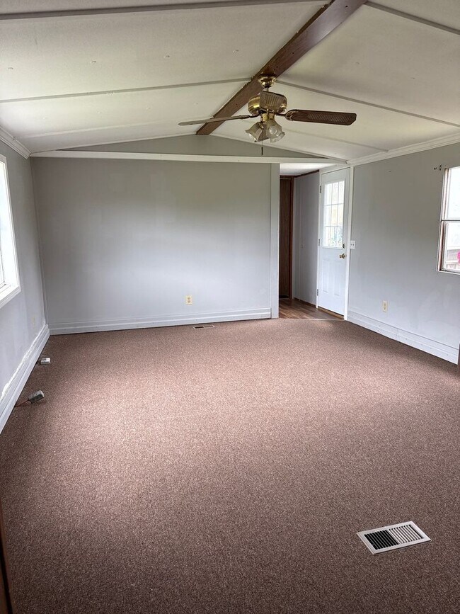 Building Photo - 2-Bedroom, 2-Bath Trailer with Scenic Views in Sparta, TN