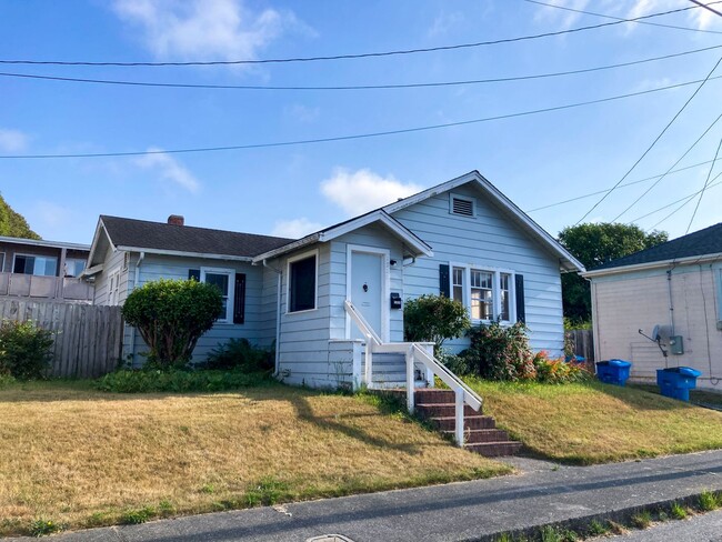 Building Photo - Pet-friendly home with a detached garage!