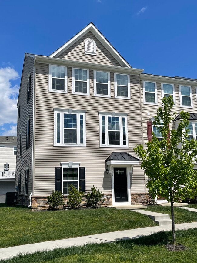 Building Photo - 223 Lake Seymour Dr