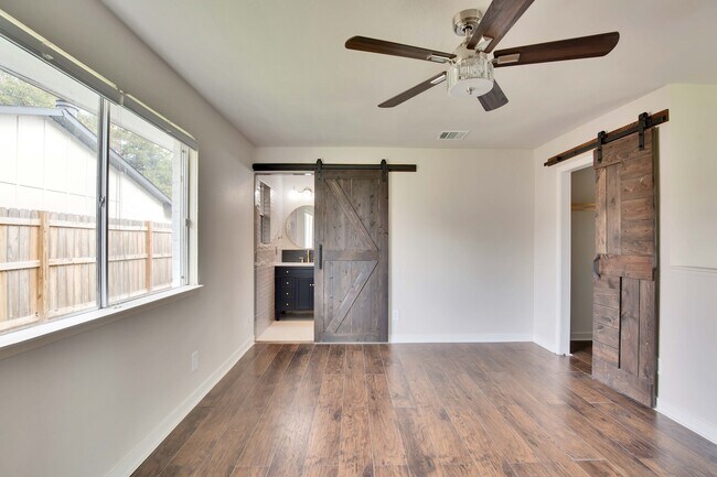 Building Photo - 7002 Skynook Dr