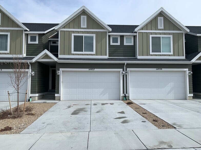 Beautiful townhouse. - 14937 S Messi St