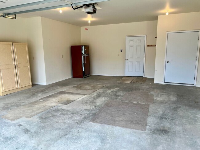 Building Photo - Charming 3 Bed 2 Bath Single Family Home W/ Attached Garage and Private Patio!