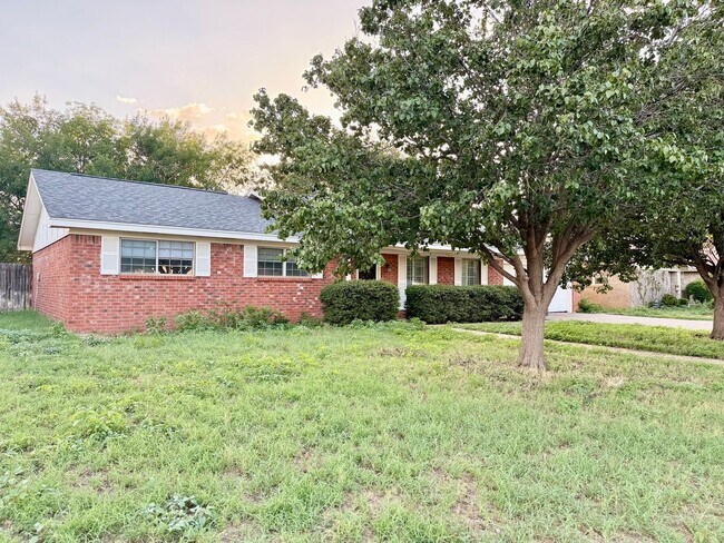 Building Photo - House For Rent