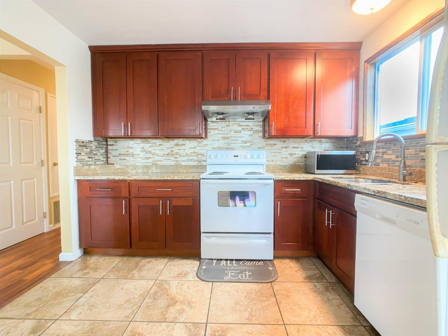 Building Photo - 1215 Skyline Dr