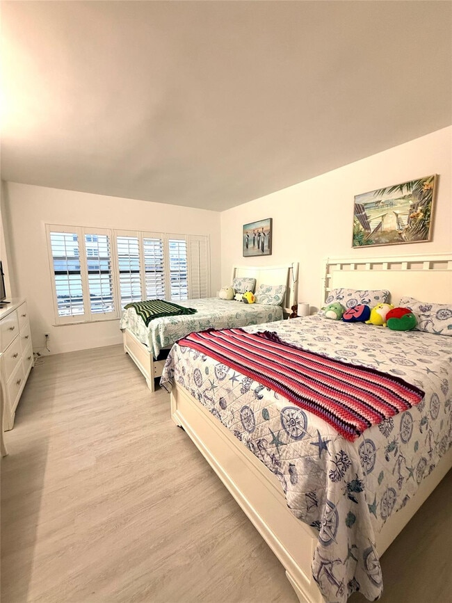 Building Photo - 3550 Galt Ocean Dr