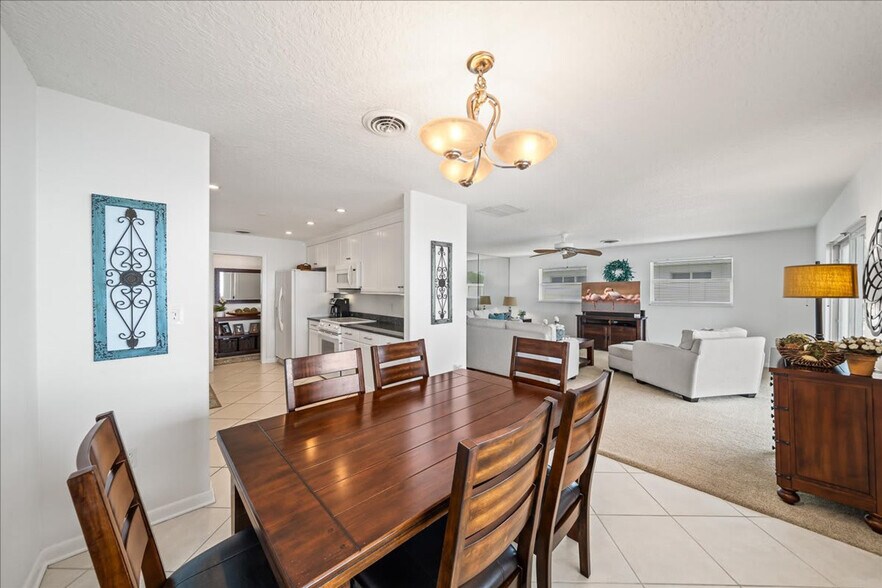 Building Photo - 17 Country Club Rd