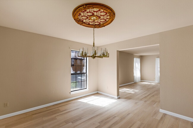 Building Photo - 9006 Balcones Club Dr