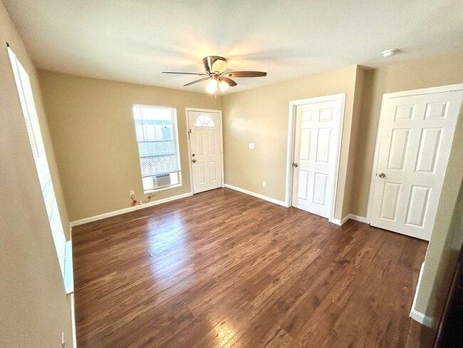 Building Photo - **APPLICATION RECEIVED** 2 Bedroom / 1 Bath Duplex Near Lackland AFB!