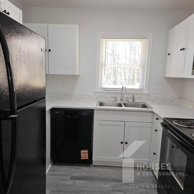 Building Photo - 10 River Ct