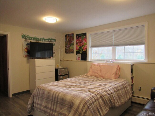 Building Photo - 63 River Rd