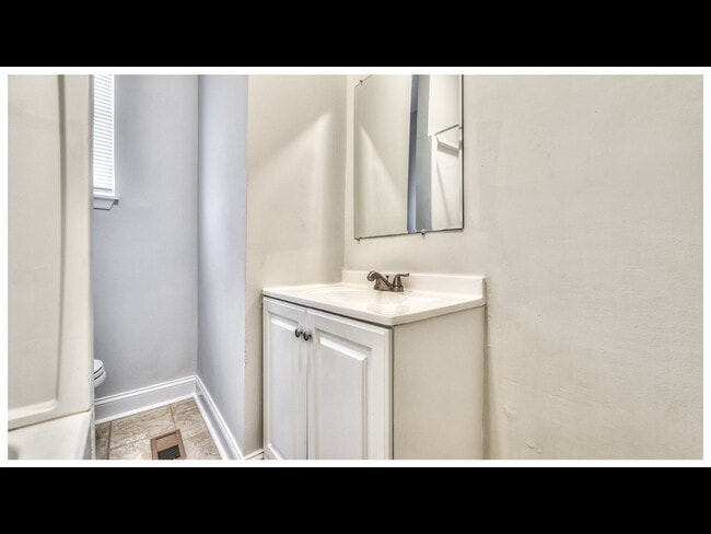 Building Photo - 810 Brooks Ln