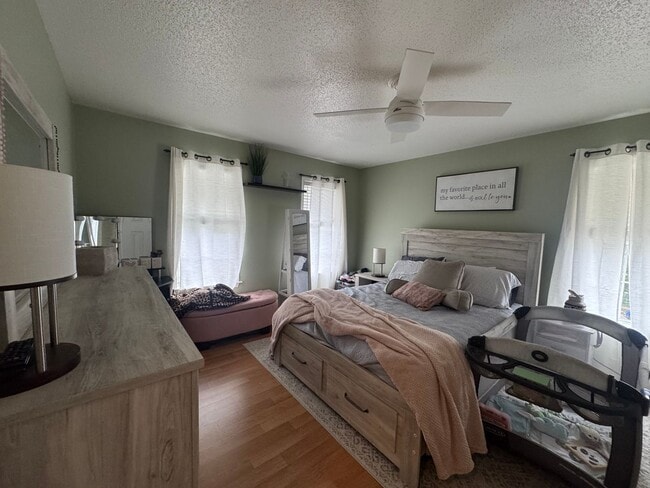 Building Photo - Spacious Three Bedroom Home