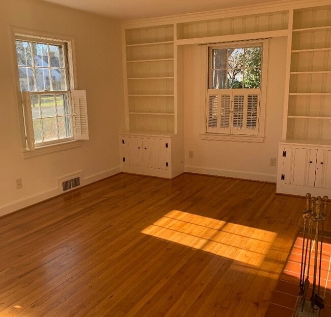 Building Photo - Charming three-bedroom in Irving Park area