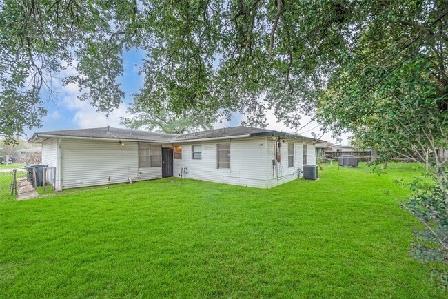 Building Photo - 6114 Doulton Dr