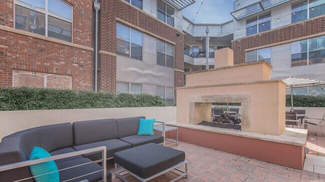 Building Photo - 1001 Ross Ave