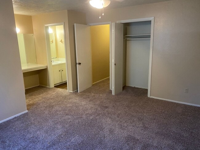 Building Photo - 1 Bed + 1 Bath - Spacious Townhome close to Campus and Park