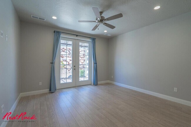 Building Photo - 2277 Mirador Aly