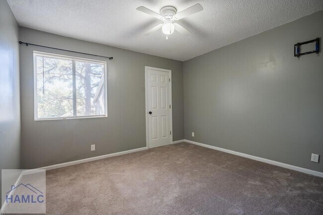 Building Photo - 910 Brett Dr