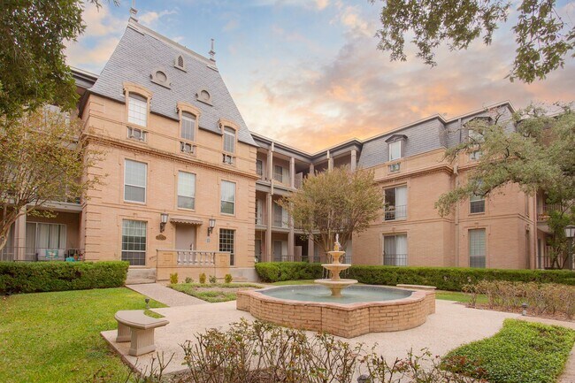 Building Photo - Beautiful Townhome in Alamo Heights!!