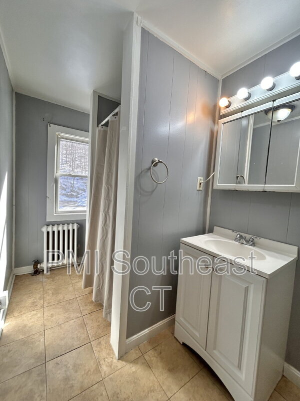 Building Photo - 484 Pleasant St