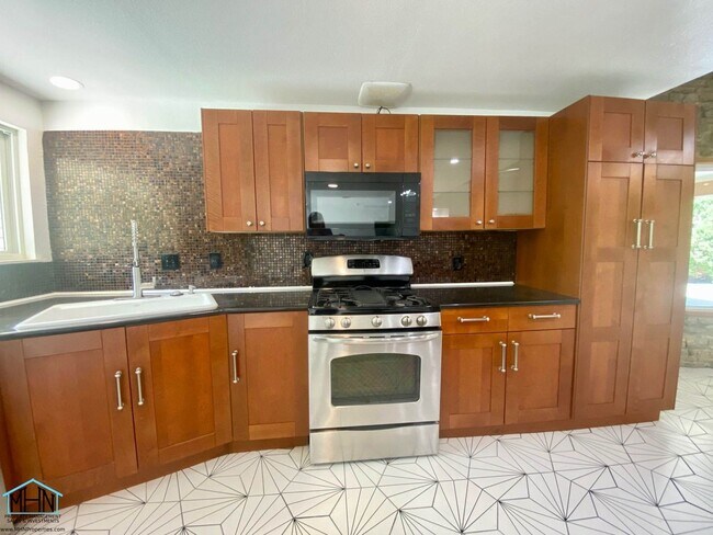 Building Photo - Gorgeous gem! 4 bed/2 bath single-story ho...