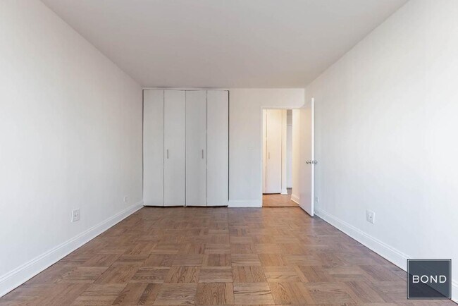 Building Photo - 400 E 71st St