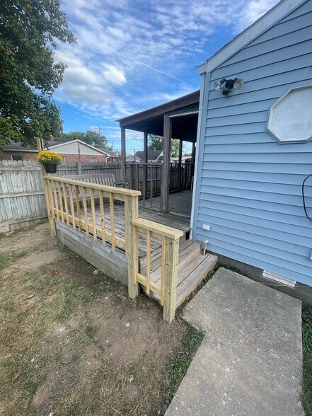 Building Photo - Coming Soon ! Large 2 BR single family hom...